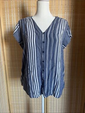 Liz Claiborne short sleeve button down blouse